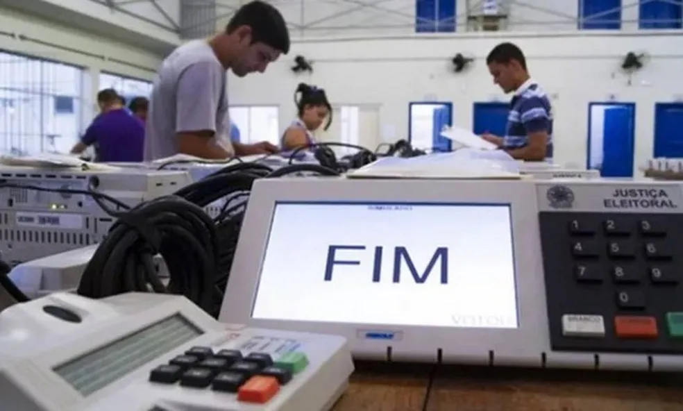 Urnas eletrônicas sendo preparadas para uma eleição no Brasil